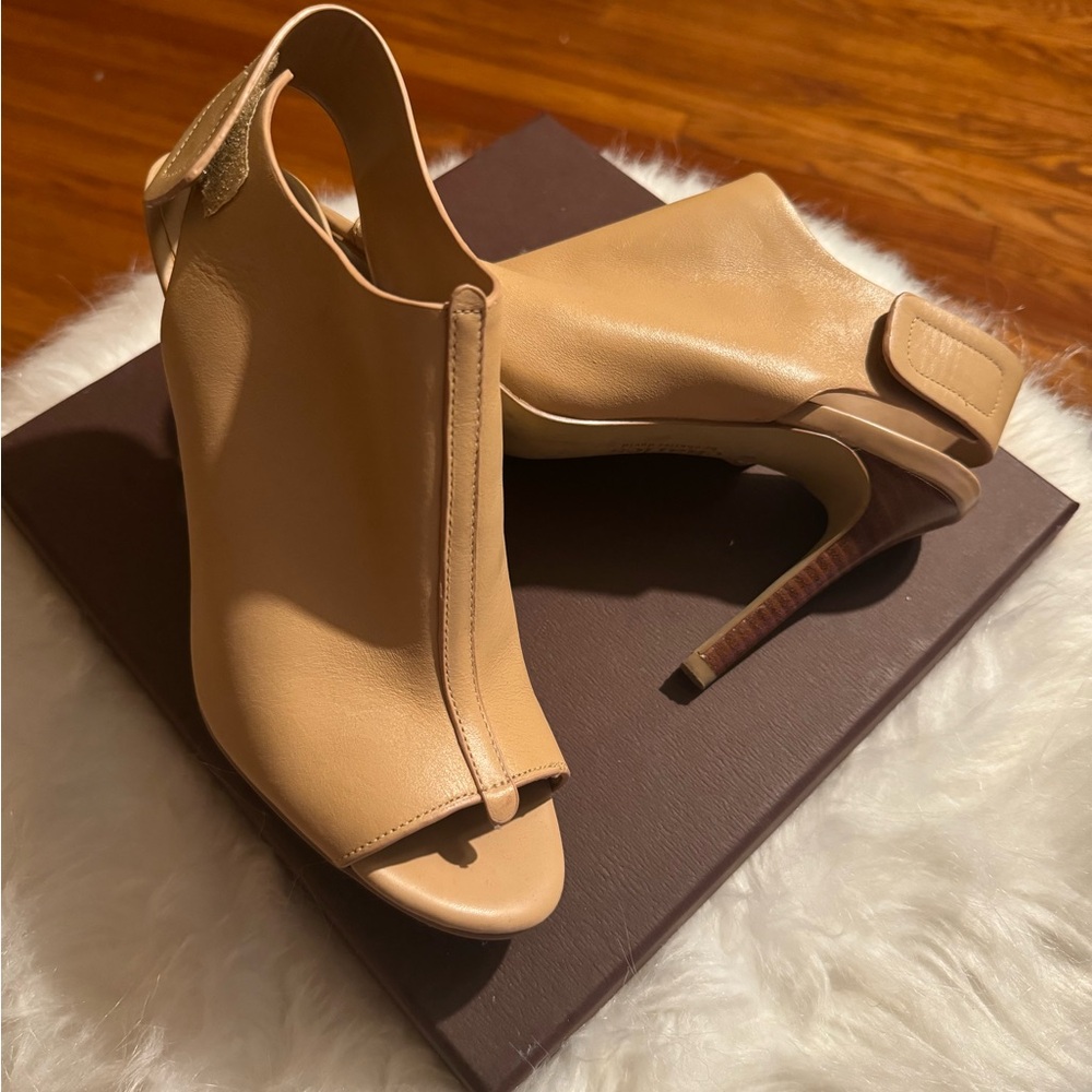 Elegant Charles David Taupe Nude Peep-Toe Heels